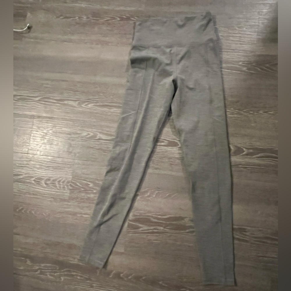 Gray gym leggjngs